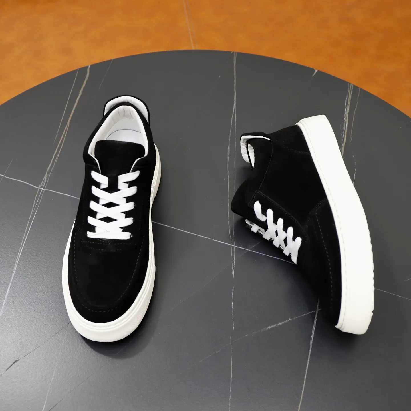 Ex-factory price: 460💰🙅‍♂️🙅‍♂️🙅‍♂️ Brand: PRADA Standard code: 38–44 (45 can be customized) Grade: Same as the official website Material: Original cowhide fabric Comfortable pigskin lining Lightweight wear-resistant outsole Style category: Men's fashionable casual shoes and boots Running sneakers Distinguished luxury brand elements Top luxury Color: actual picture color
